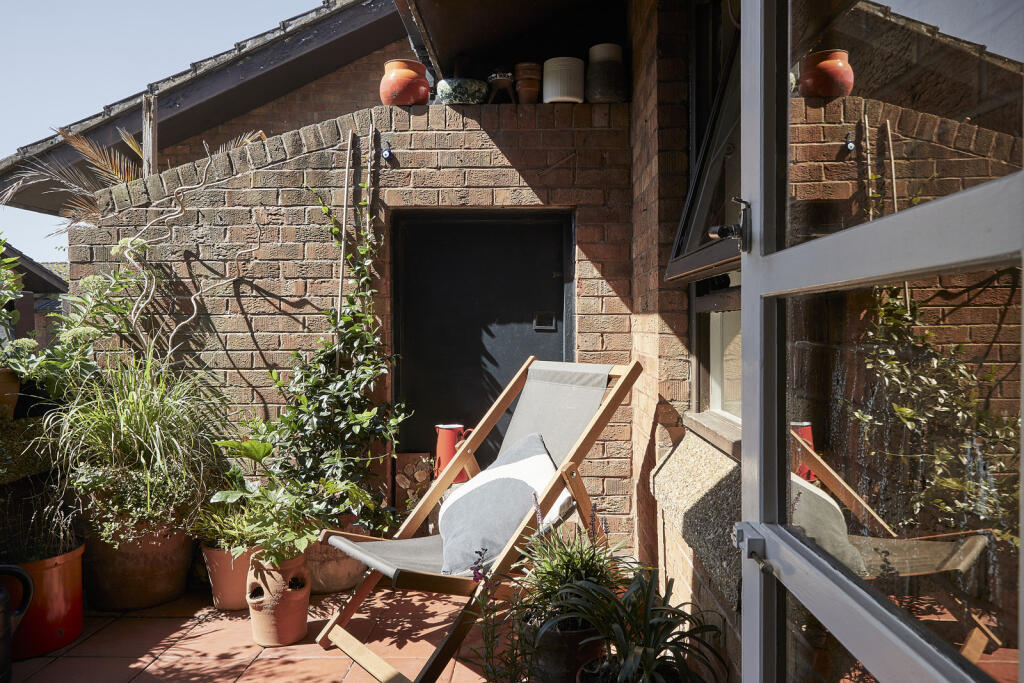 117568 - 220811 TMH 36 Don Phelan Close, London...