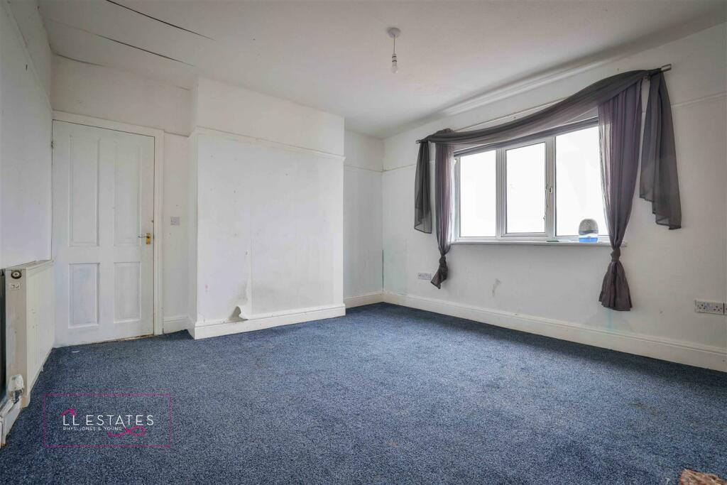 110 ffordd talargoch-31 bedroom.jpg