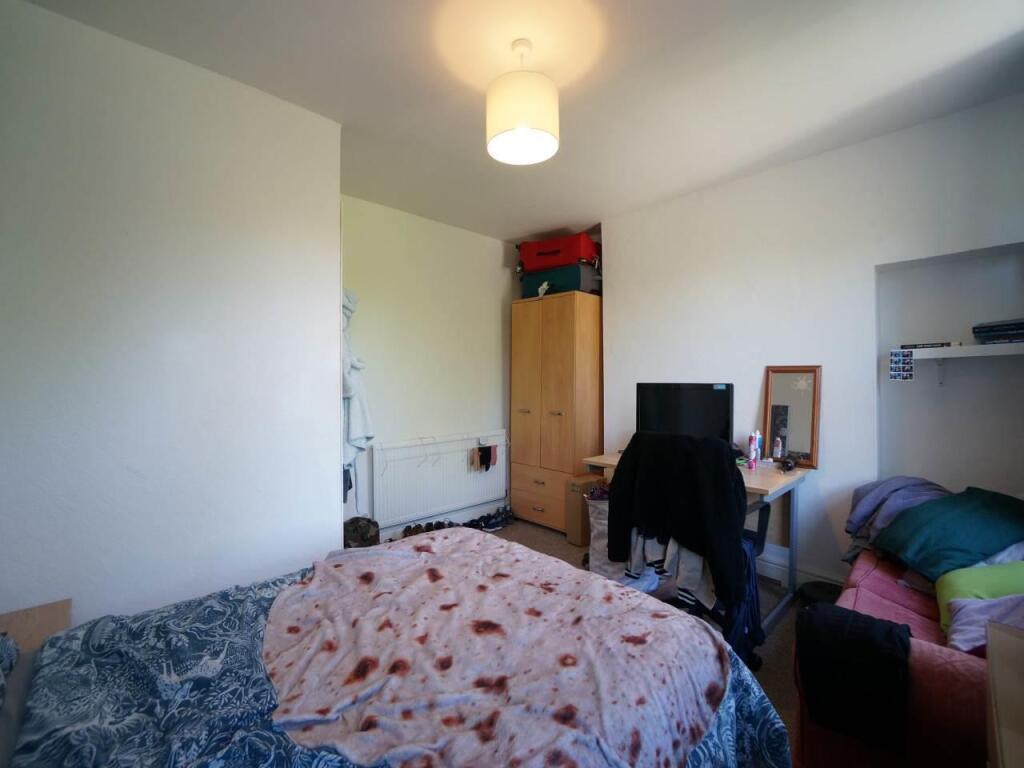 Bedroom 2 (2).JPG