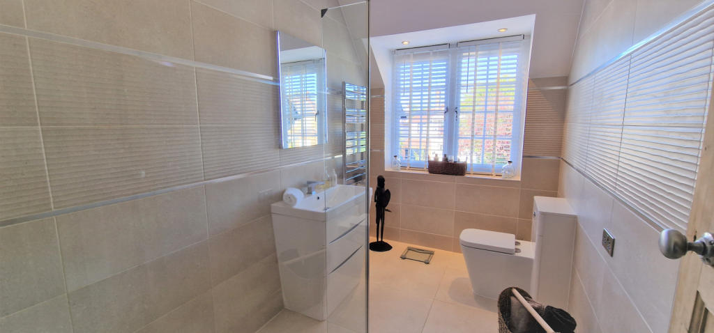 FAMILY SHOWER ROOM