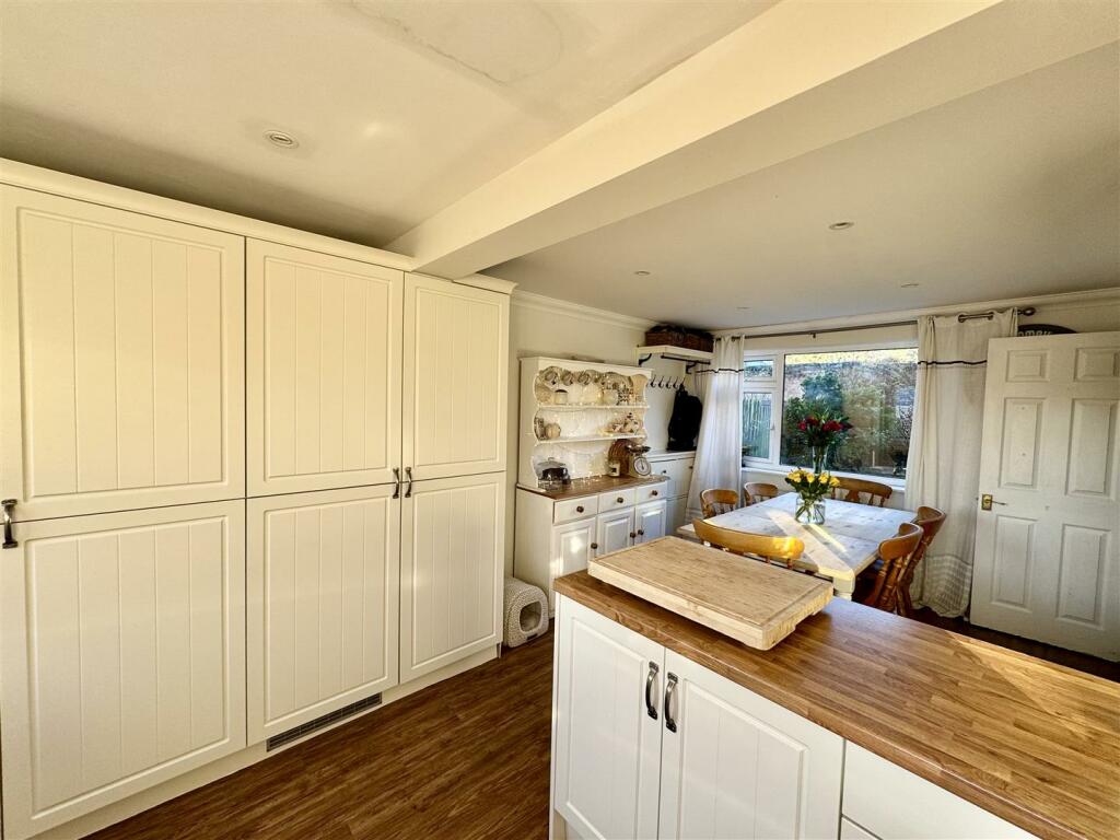 KITCHEN/DINING ROOM