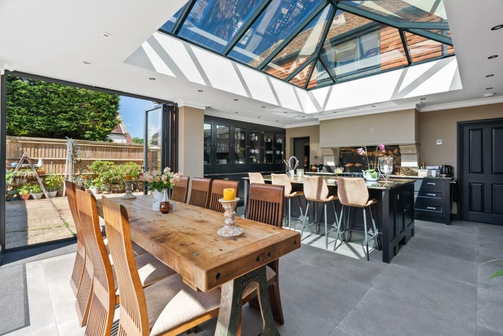 Kitchen 2.jpg