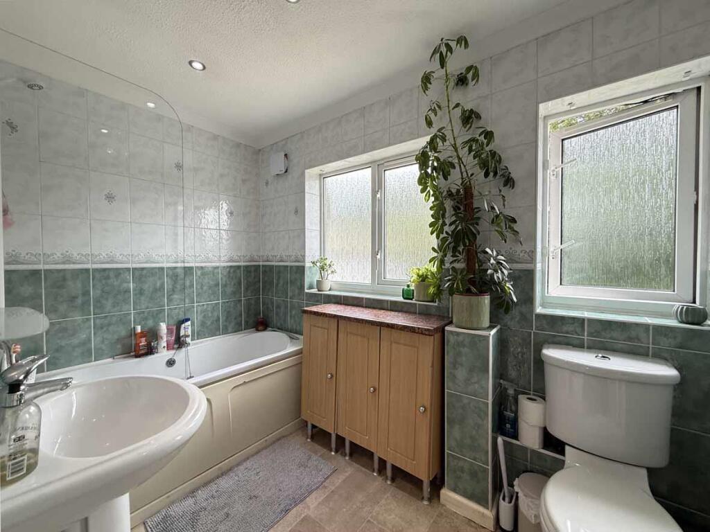 Cayley Way 39 - Bathroom.jpg