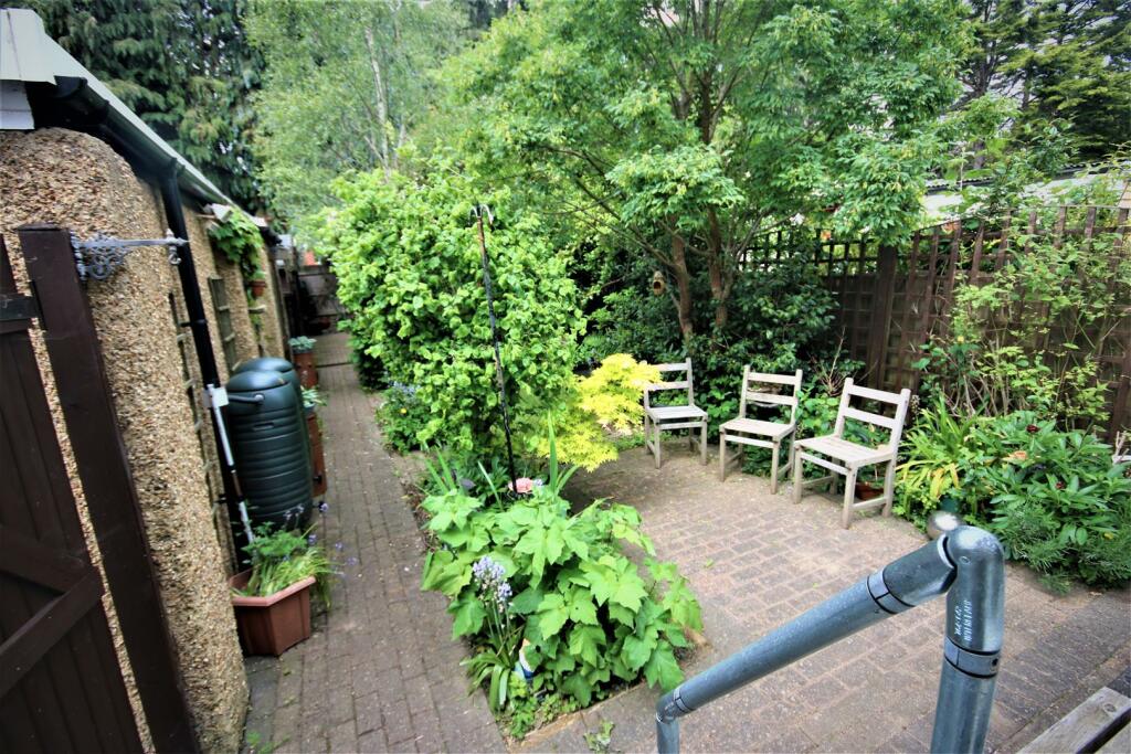 REAR GARDEN: PIC. 1