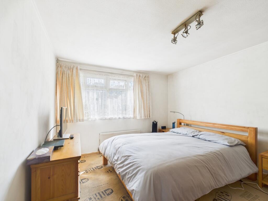 EweMove Basingstoke Estate Agents - Cleveland Clos