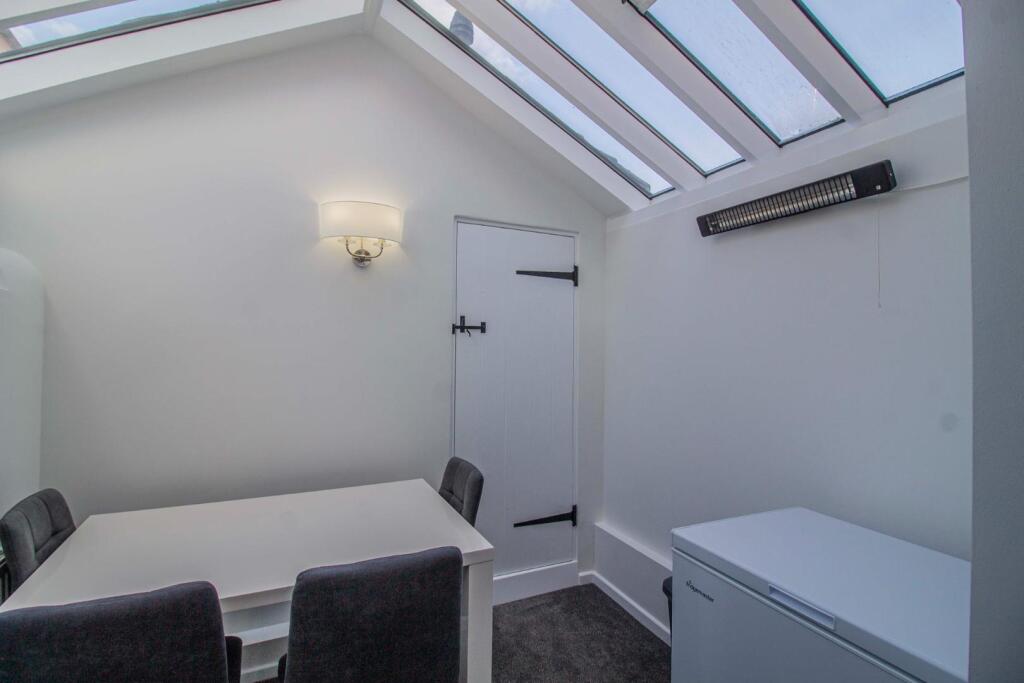 1 Vinefields [Sun Room 01].jpg