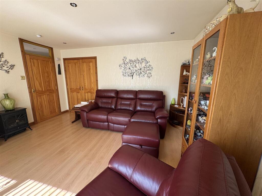 LOUNGE 2.JPG