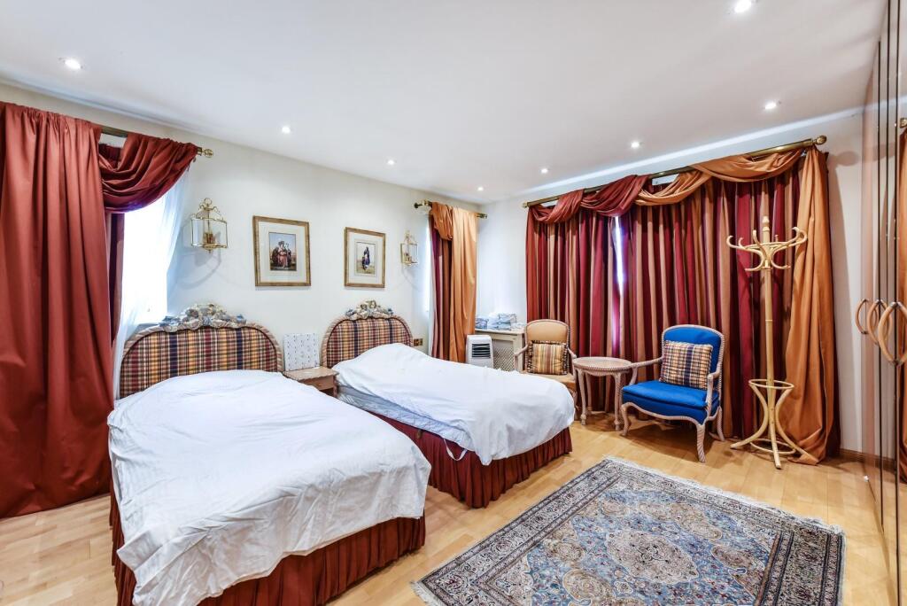 Beachcroft 18r Manor House Drive (15).JPG