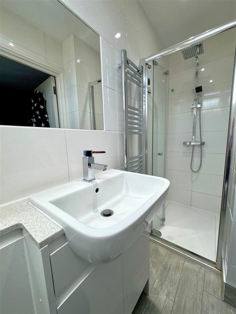 en-suite 2.jpg