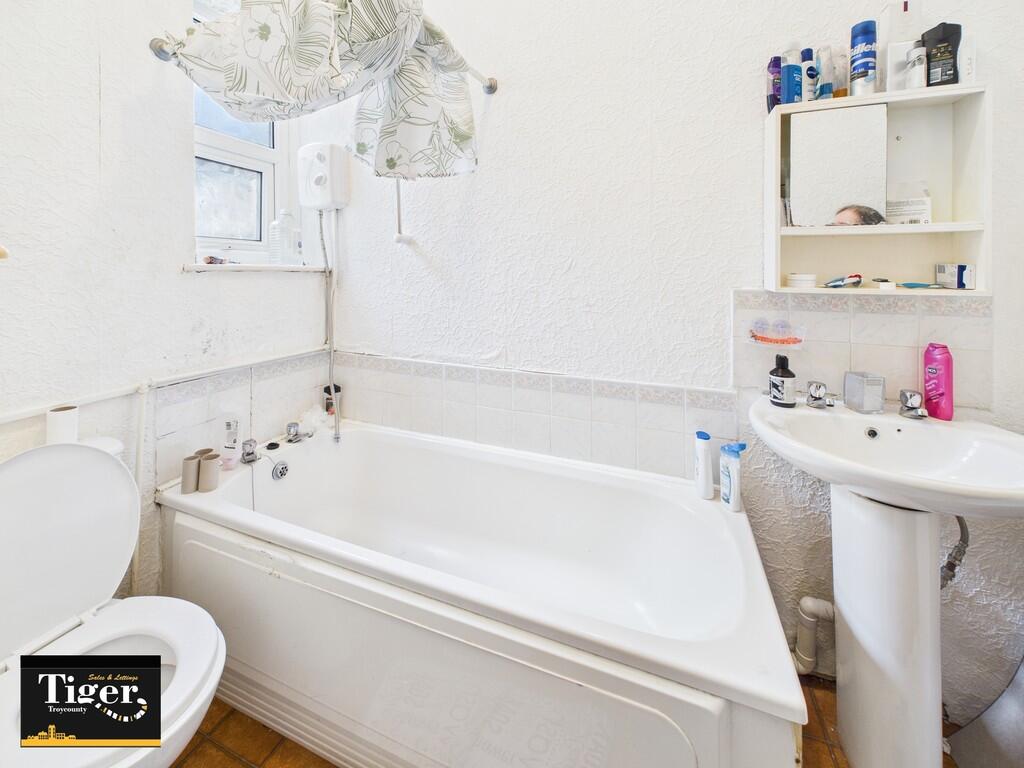 CAM02176G0-PR0560...