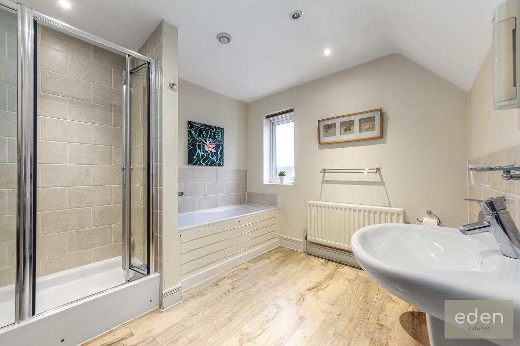 Master Ensuite bedroom with walk in wardrobe