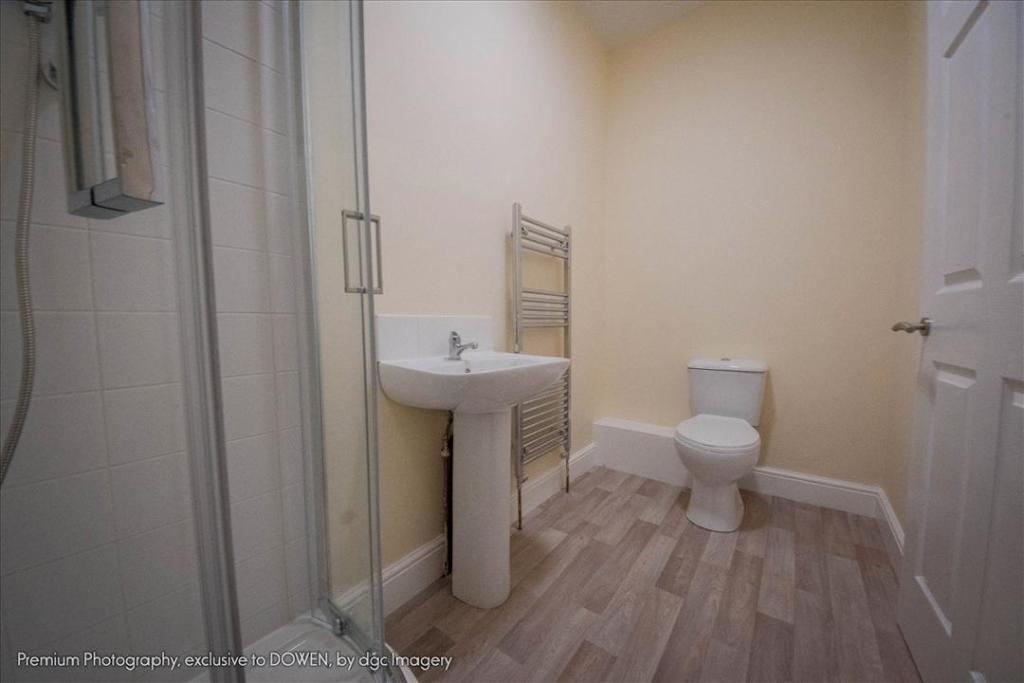 EN-SUITE SHOWER ROOM WC