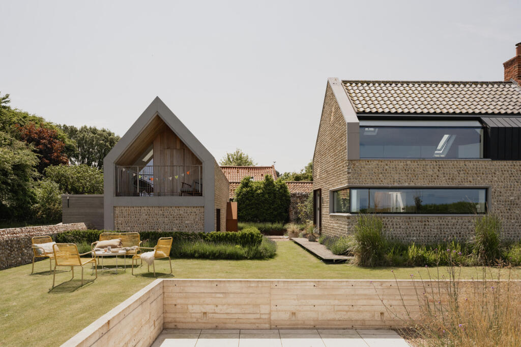 292210 - Seven Whistlers, Salthouse (exteriors)...