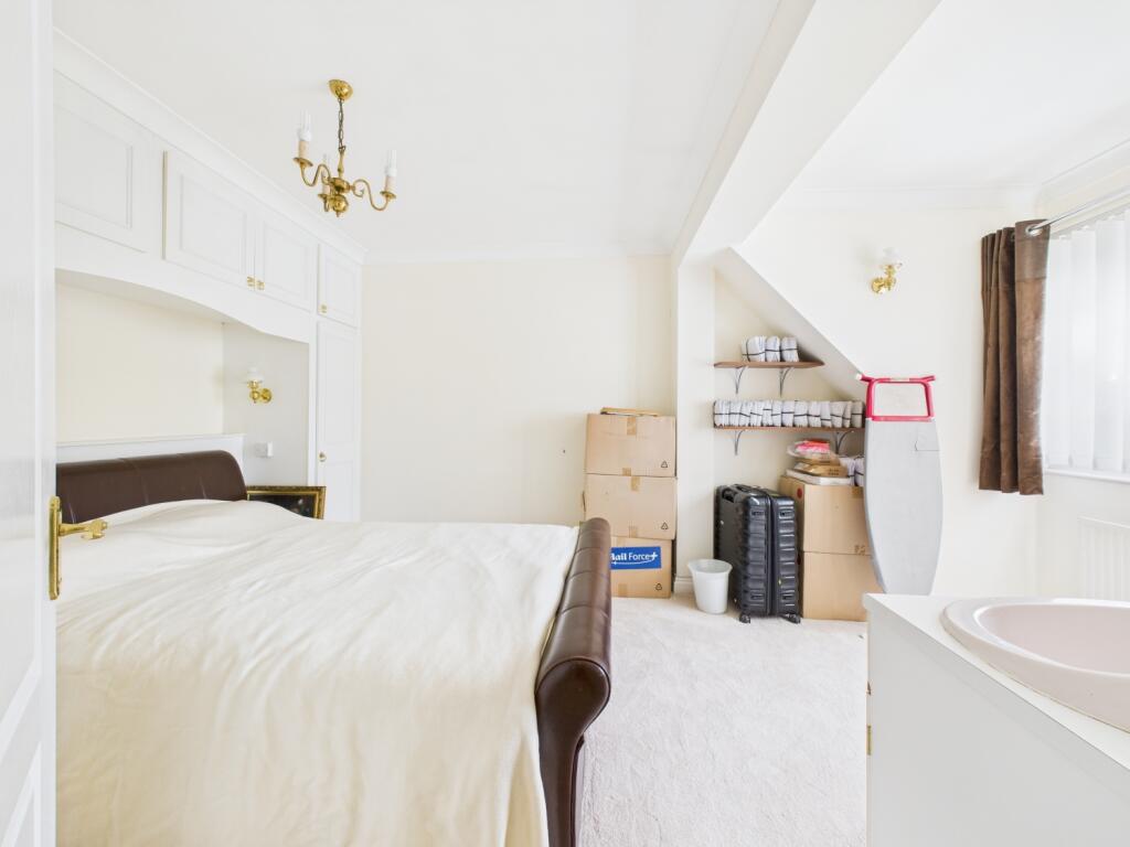 17. CAM04922G0-PR0010-STILL019