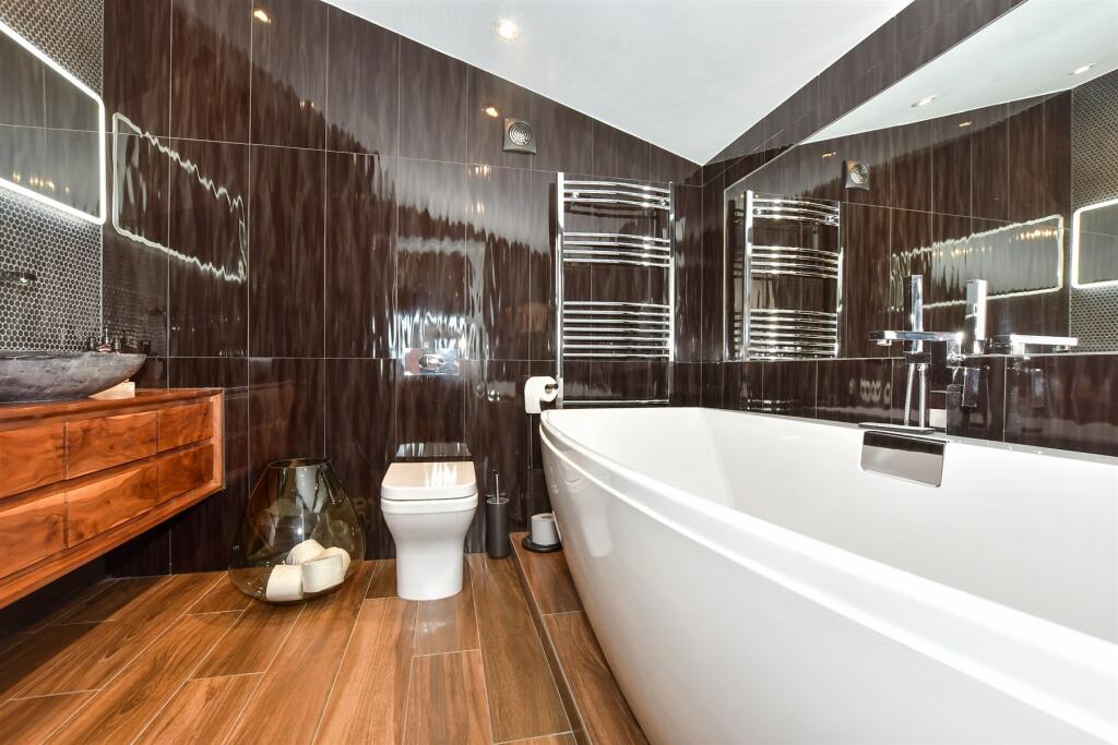 En-Suite Bathroom