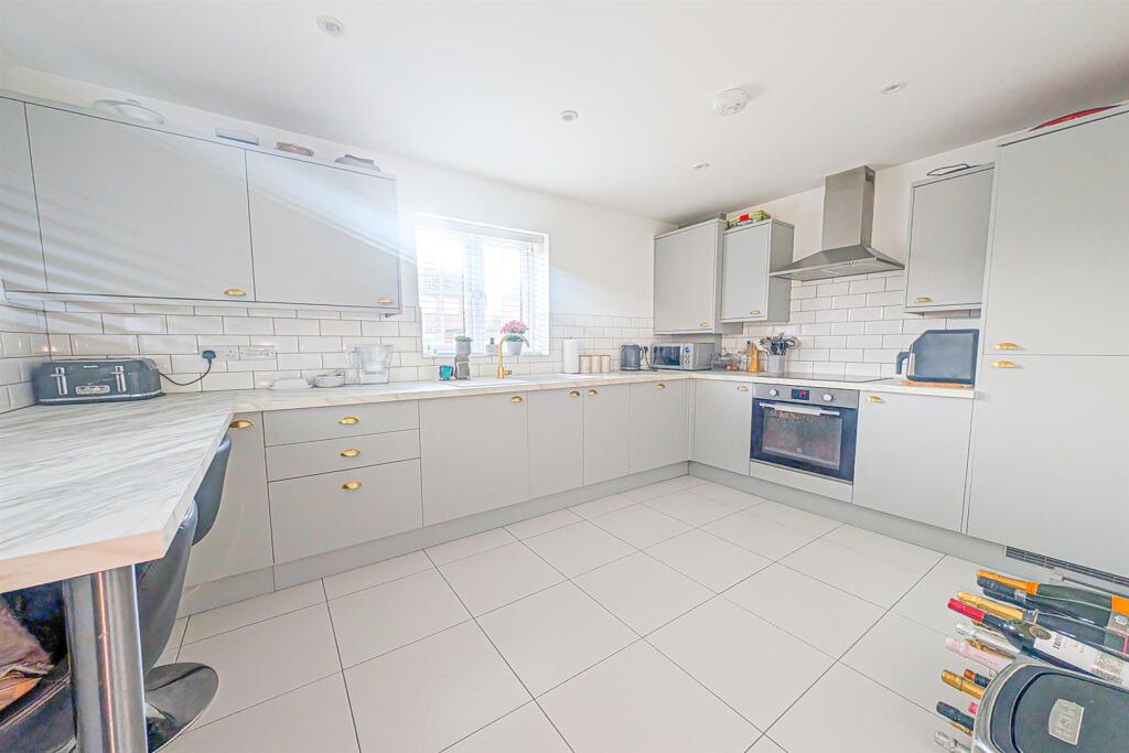 PXL_20251104_152821423.RAW-01 KIT.jpg