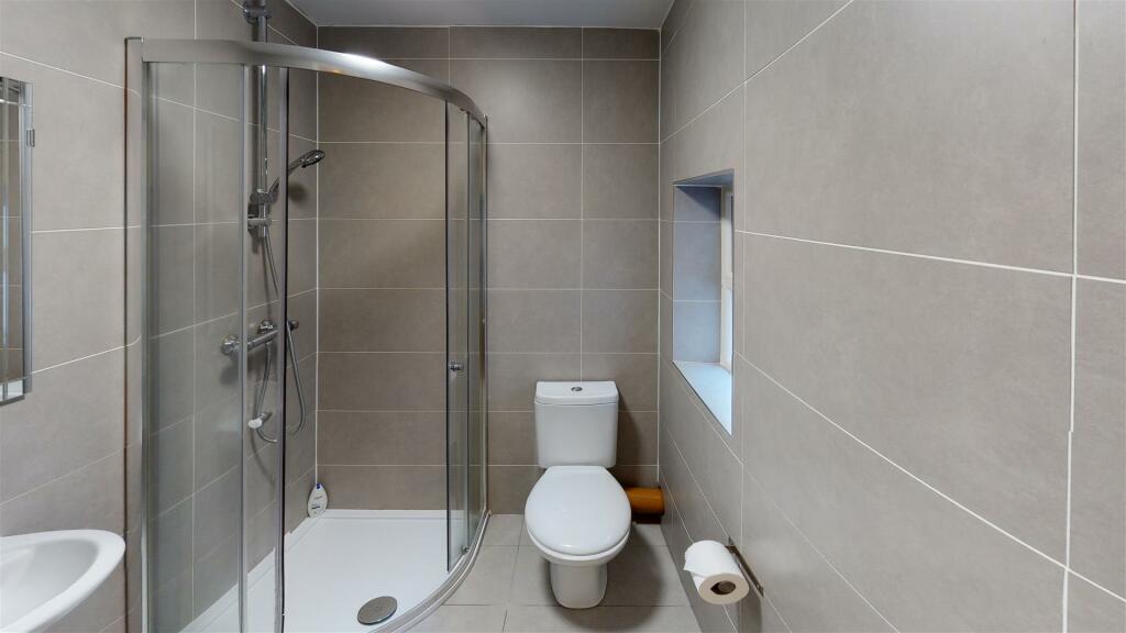 8-Montgomerie-Rd-Portsmouth-Bathroom (1).jpg
