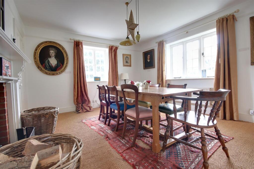 Dining room 2.jpg