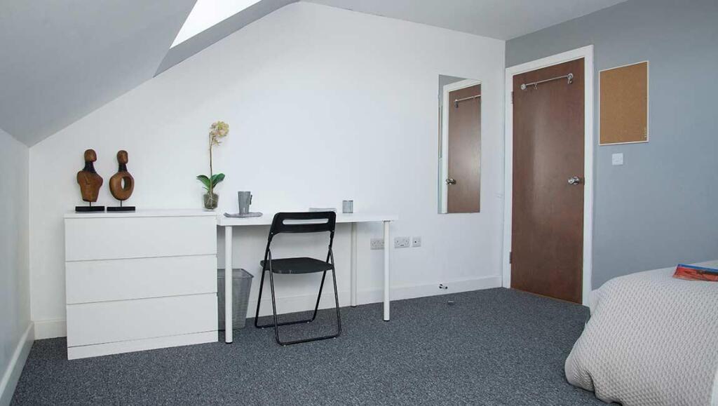 7-bed-student-house-hudson-road-portsmouth-(8).jpg