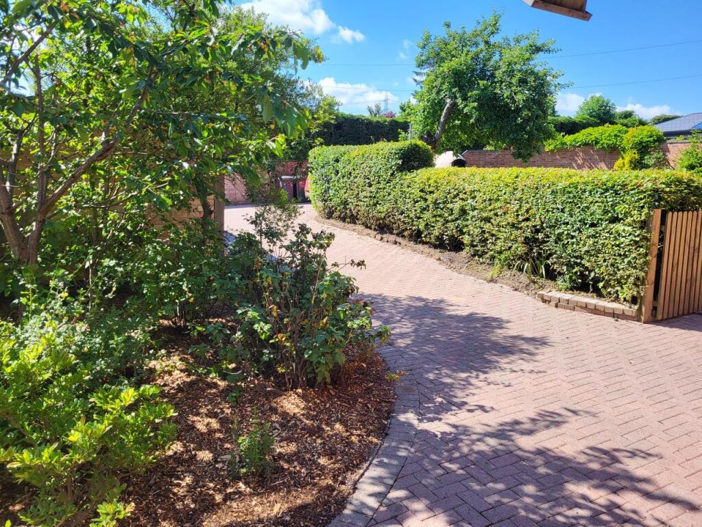 Park End Farm Drive.jpeg