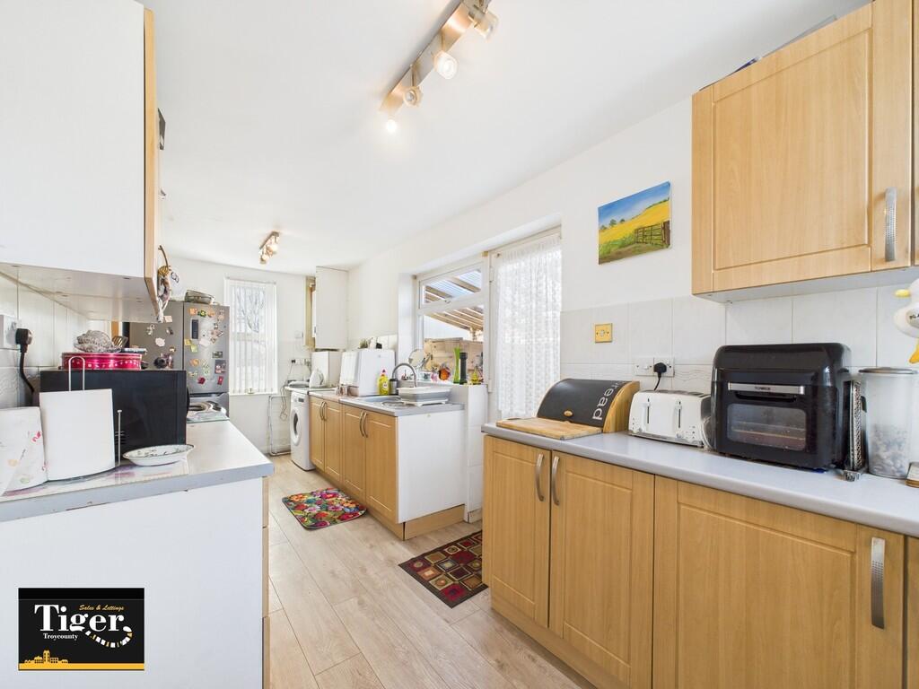 CAM02176G0-PR0526...