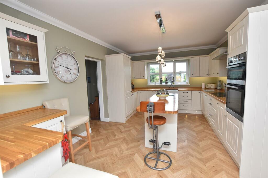 KITCHEN/BREAKFAST ROOM