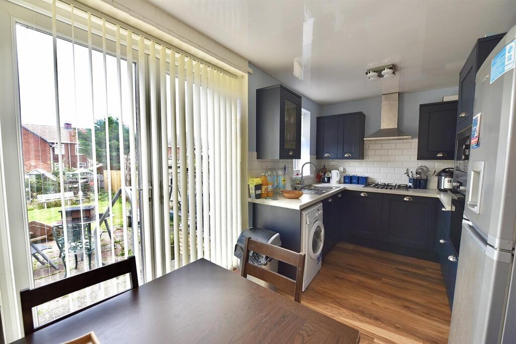 BREAKFASTING KITCHEN