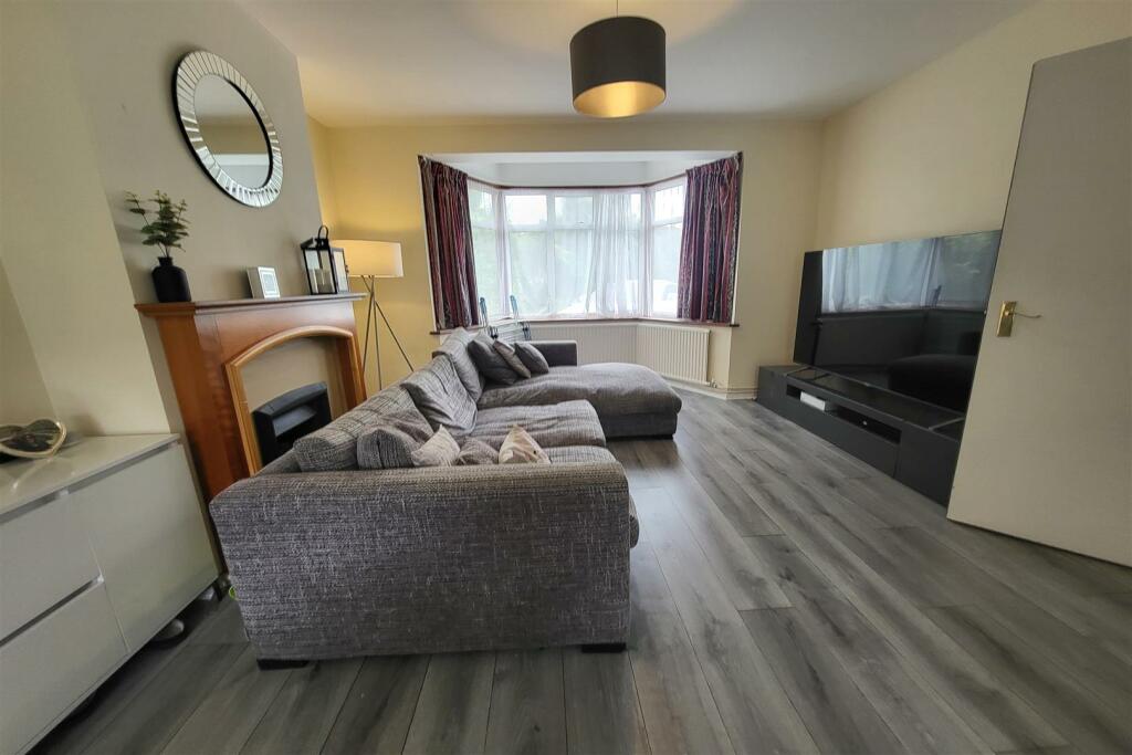 LOUNGE AREA: