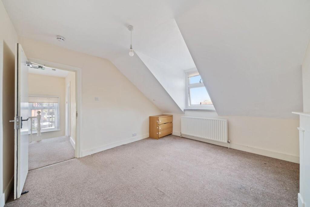 04-b1a882362 - PropWorld - NS - Top Floor Flat, 8 