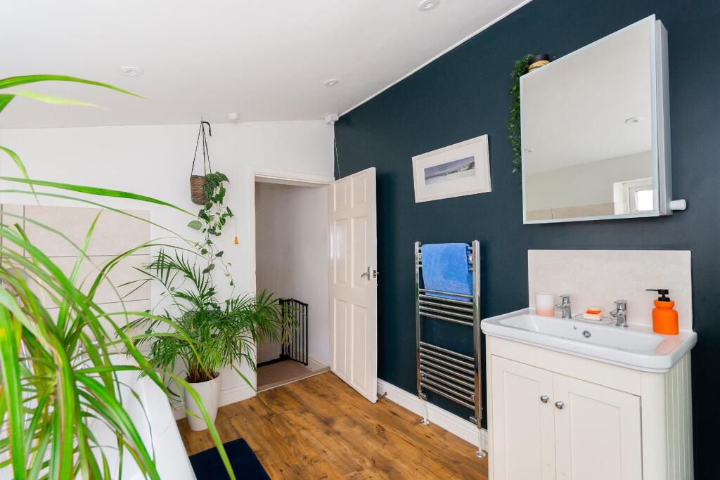 0S7SSG - Bathroom A.jpg