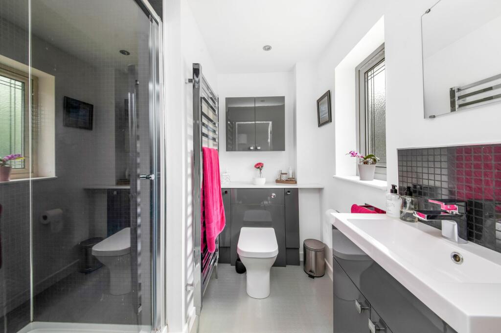 EN-SUITE SHOWER ROOM