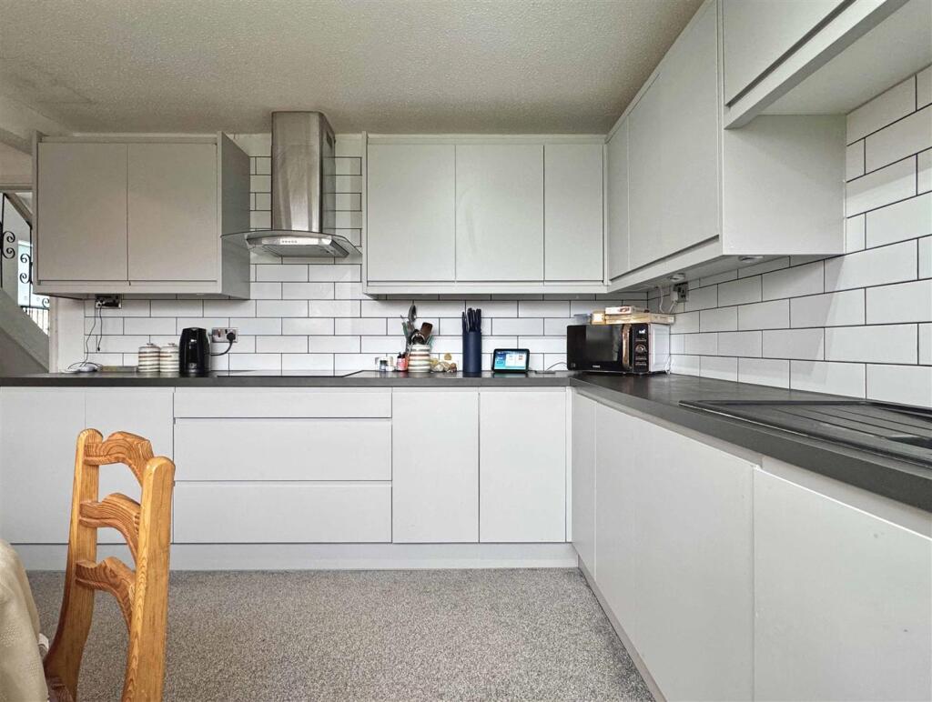 Kitchen e.jpg