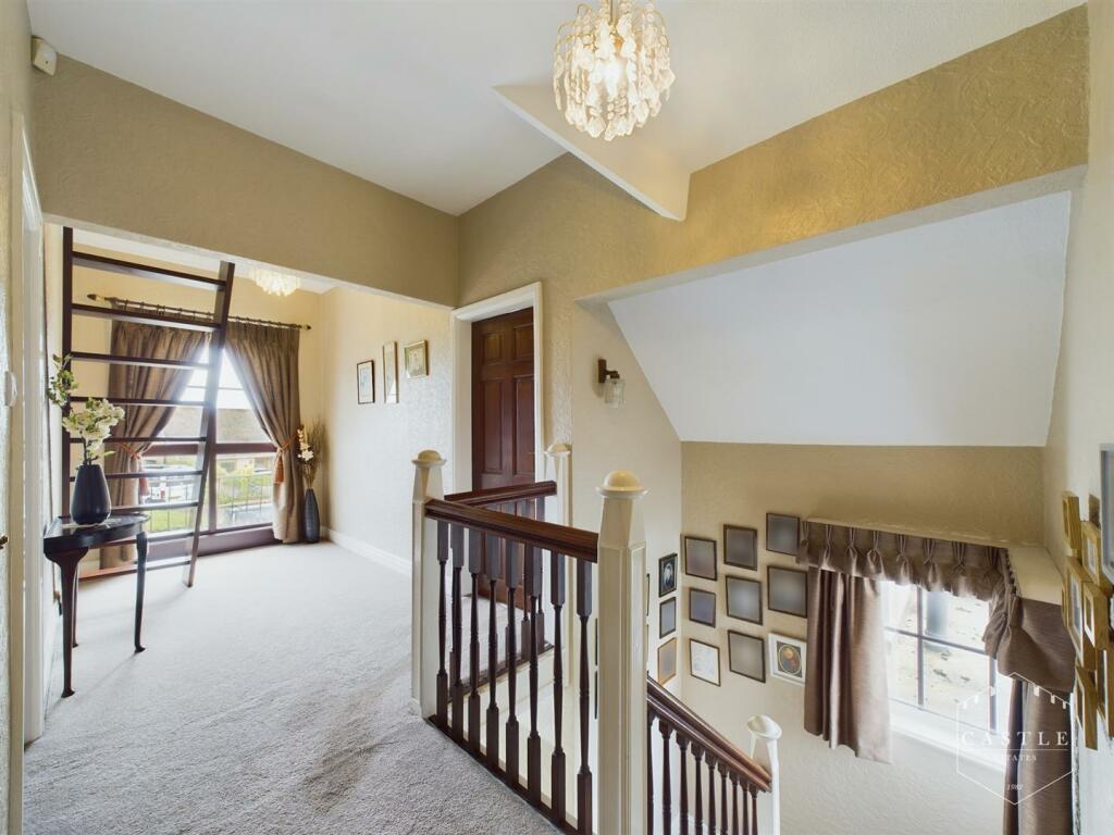 FIRST FLOOR LANDING
