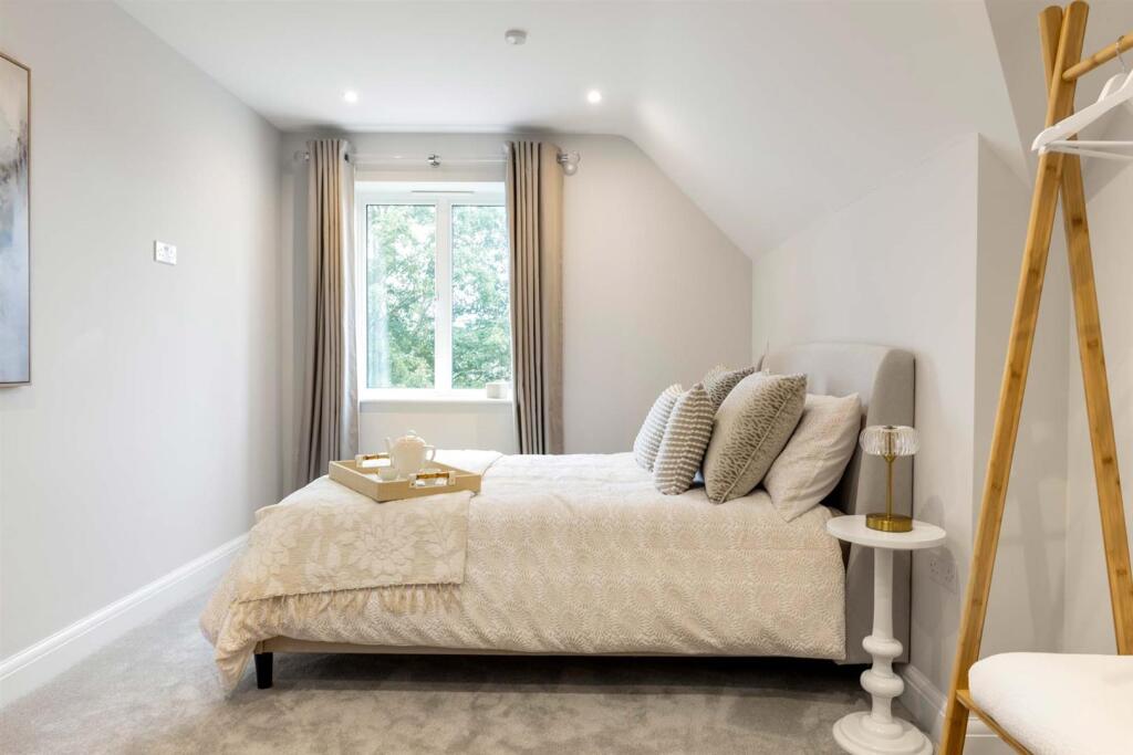 7 McLaren Court, 1 Cobham Road, KT22  9AU-3.jpg
