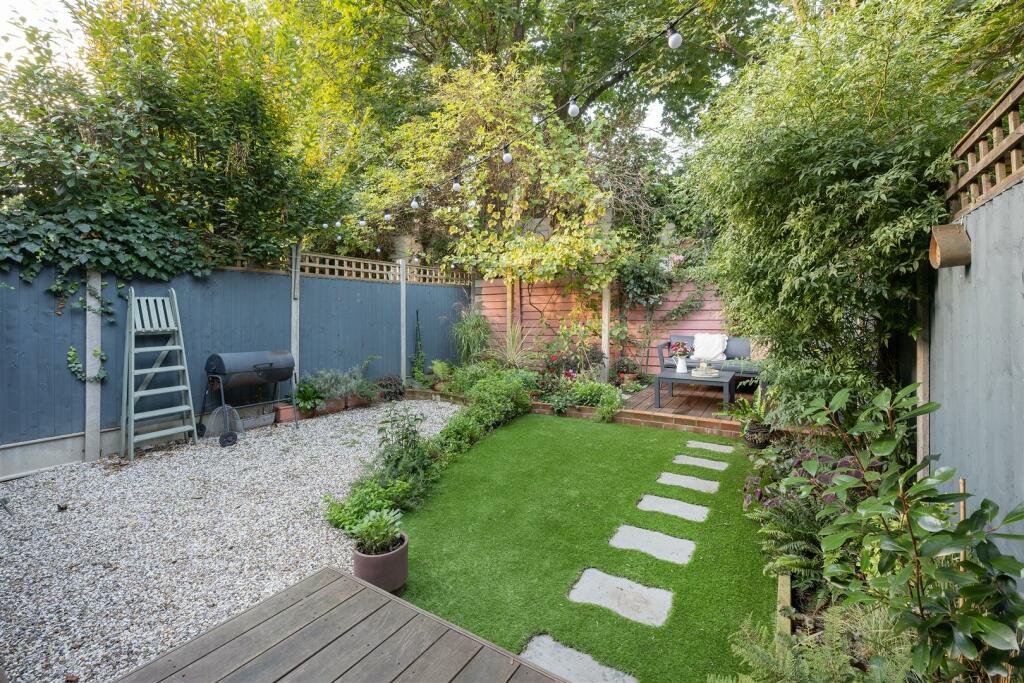 Cavendish Drive, E11