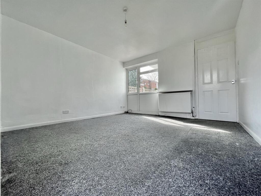 141 Blackden Walk Livingroom.jpeg