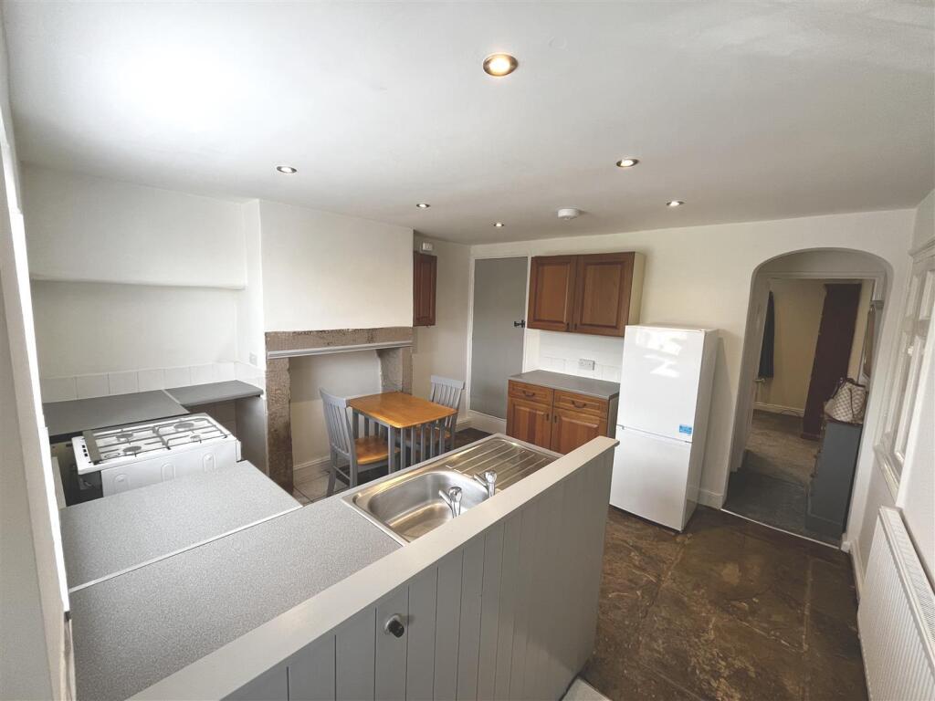 Kitchen2.JPG