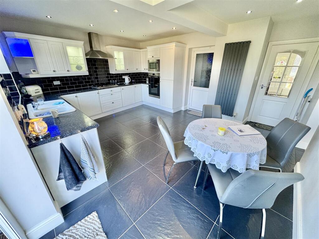KITCHEN / BREAFAST ROOM