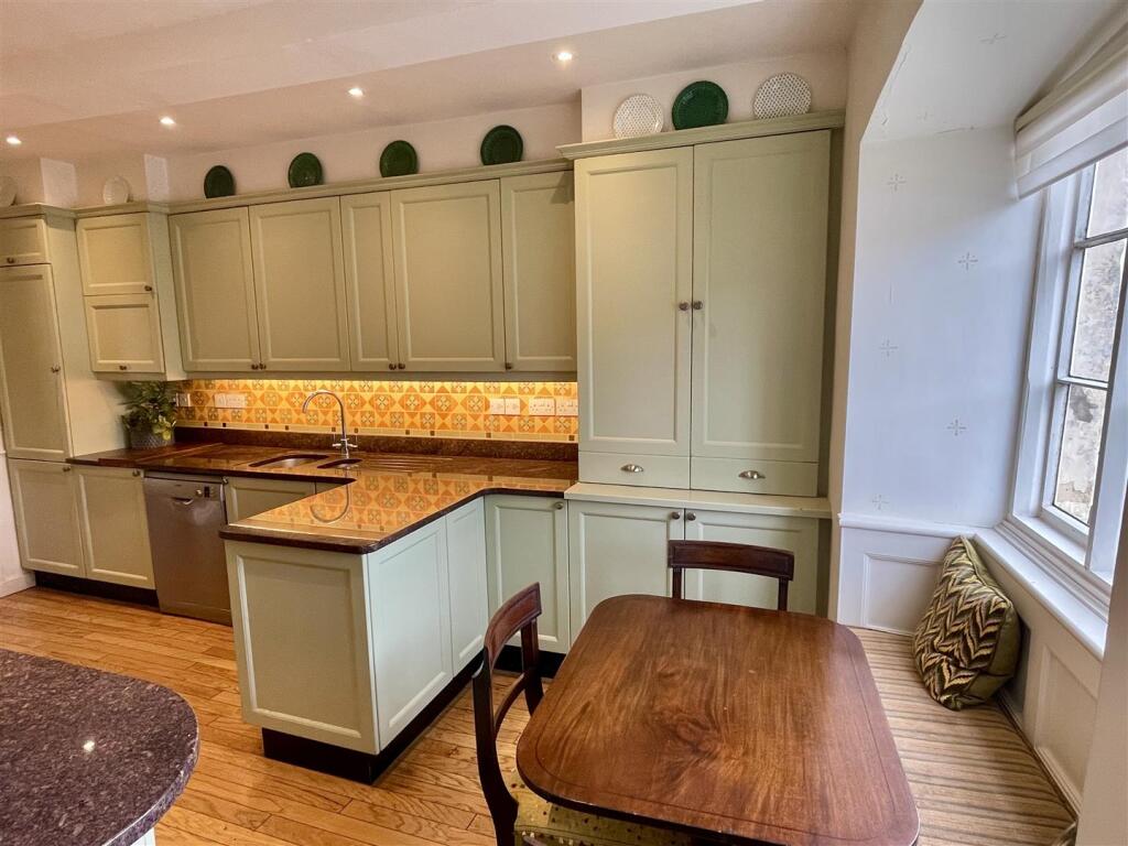 Breakfast area in kitchen.JPEG