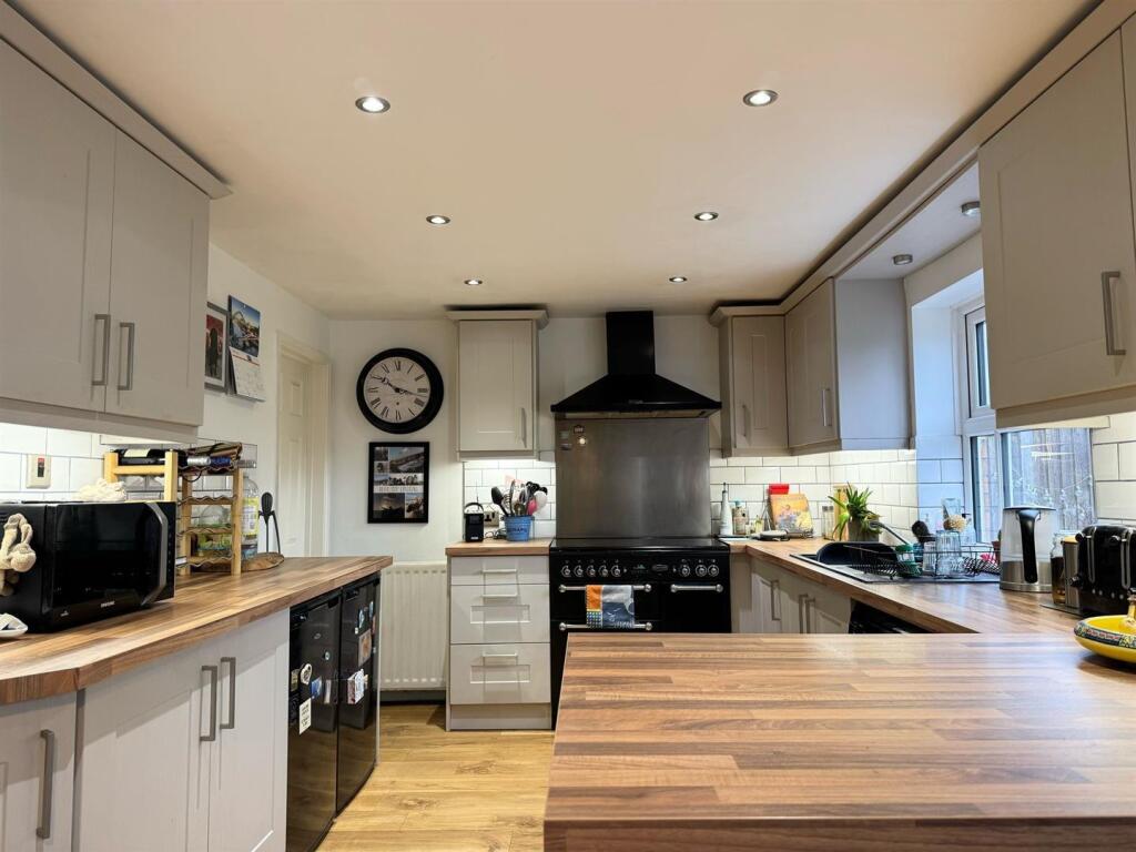 Kitchen 2.jpg