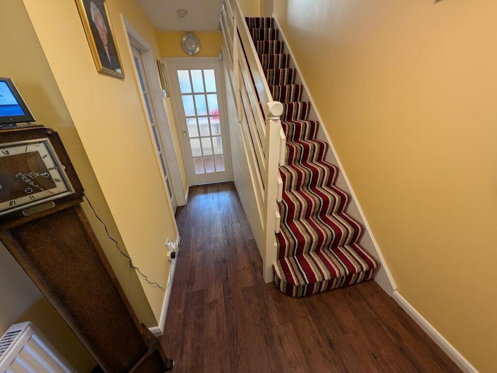 20 Hampden Close entrance hall.jpg