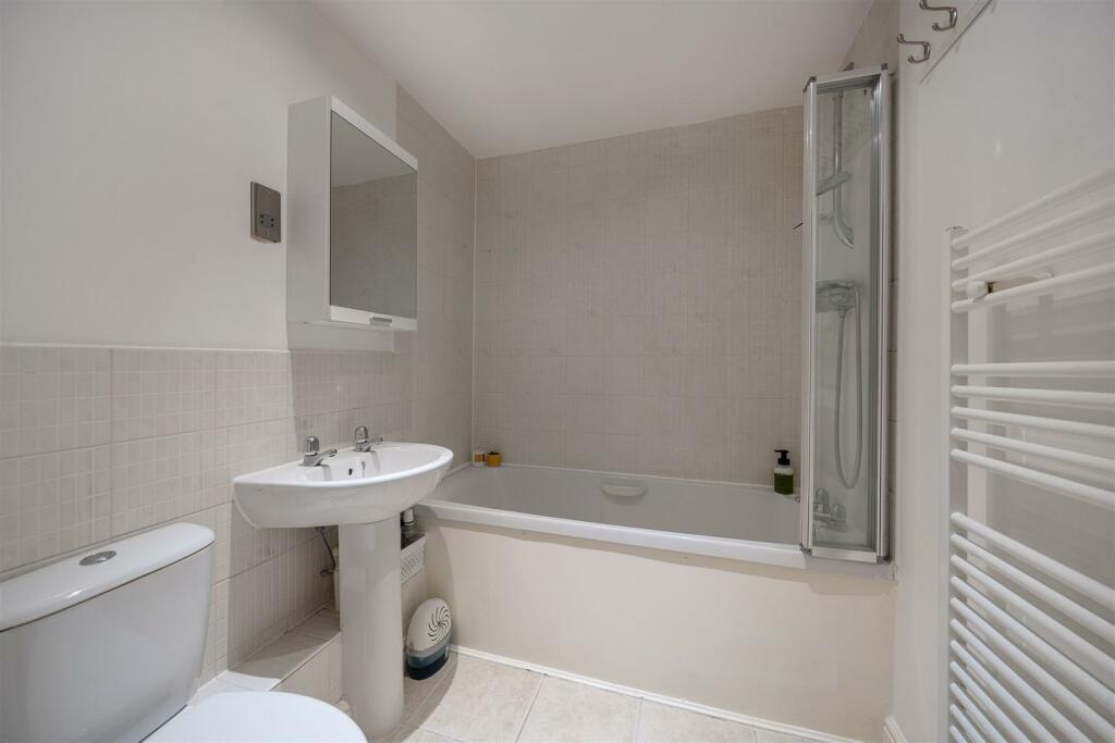 Main bathroom.JPG