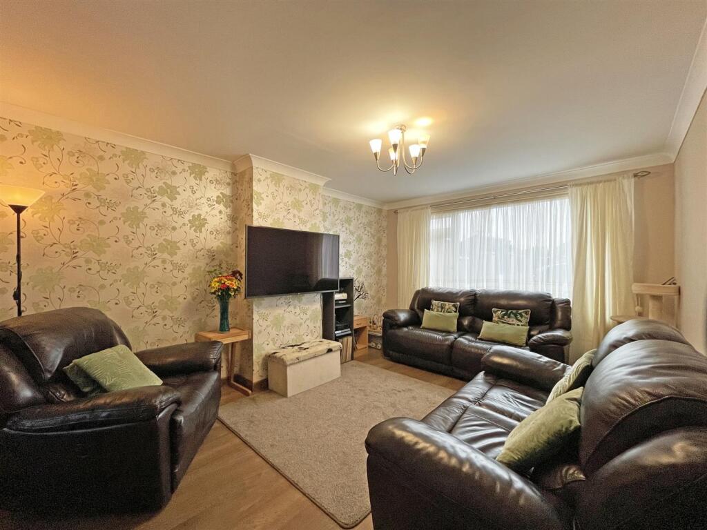 Moreton Ave 27 - Lounge 2.jpg