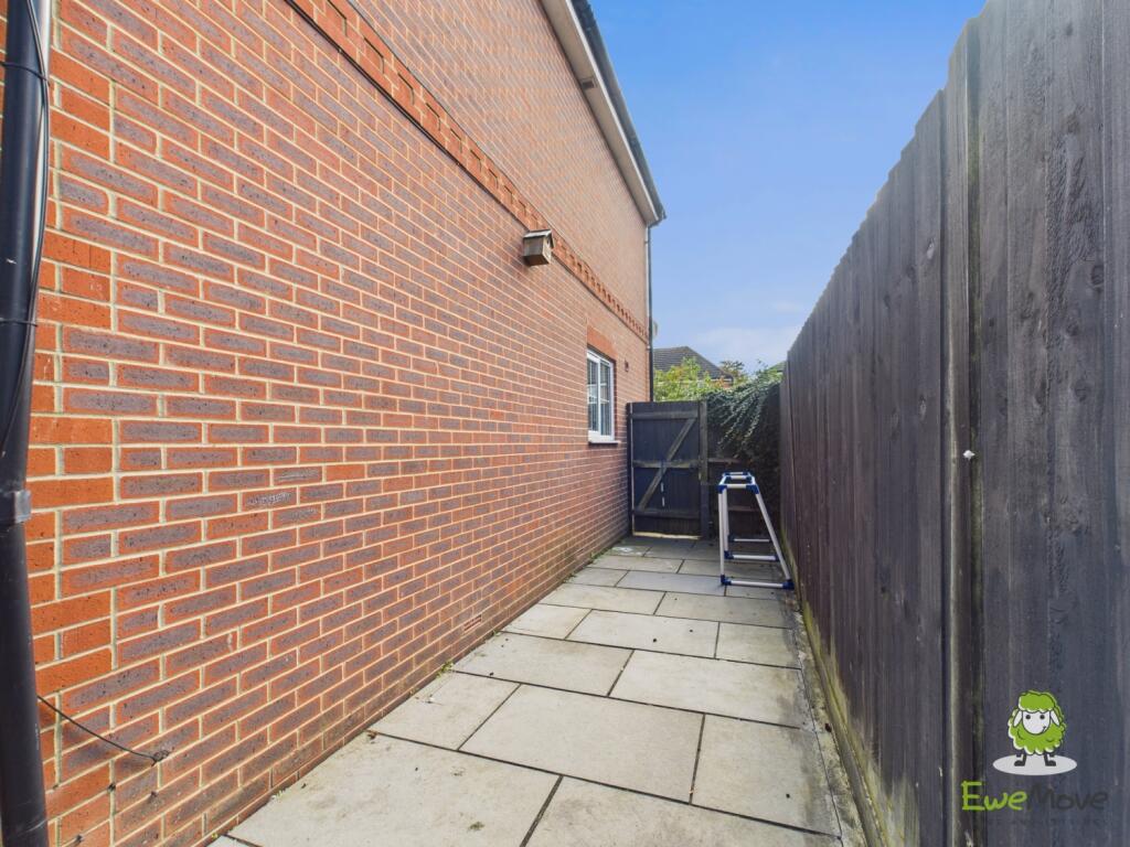 EweMove Estate Agents Basingstoke -Dundee Gardens 