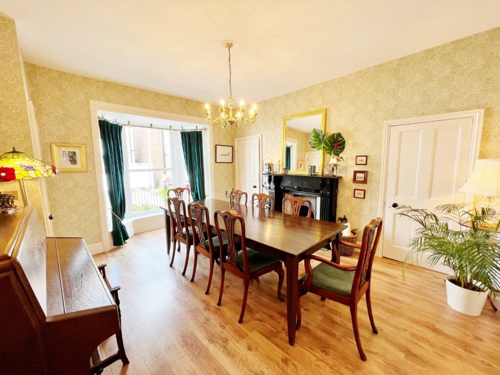 Dining Room pic 4.jpg