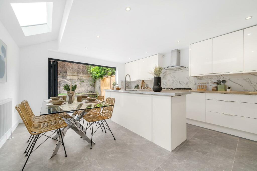 Kitchen (2).jpg