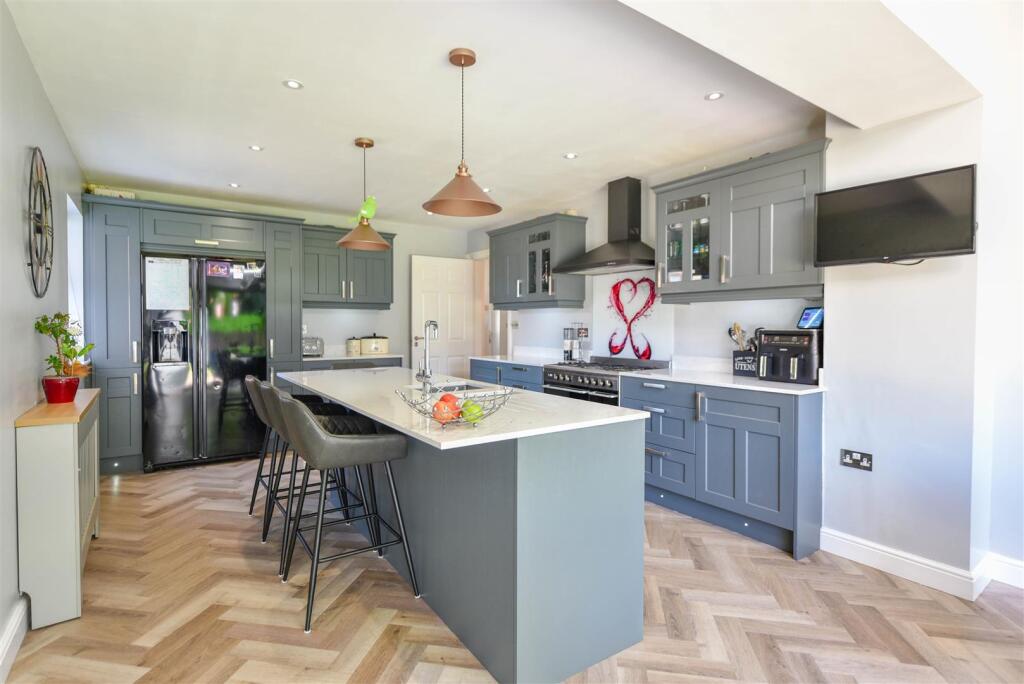 KITCHEN/BREAKFAST ROOM