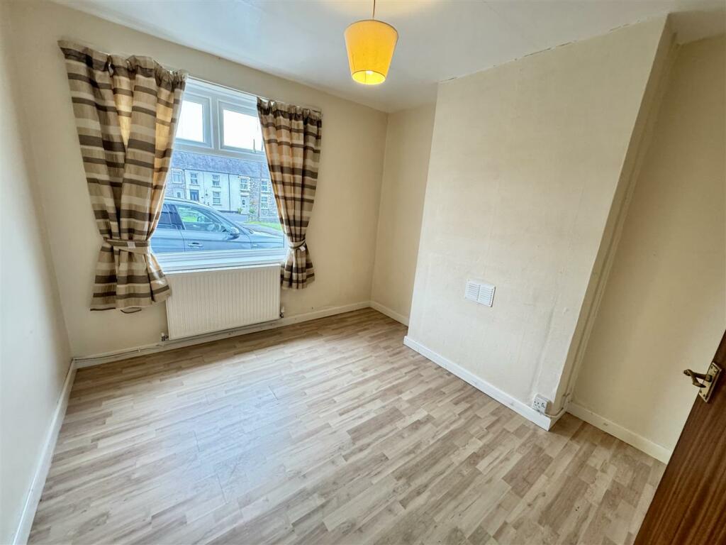 SITTING ROOM/BEDROOM 4