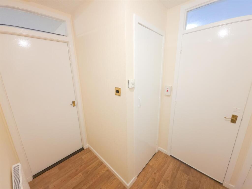 13 - Hallway.jpeg