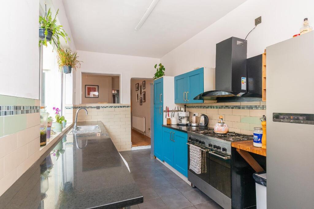 0C6REN - Kitchen C.jpg